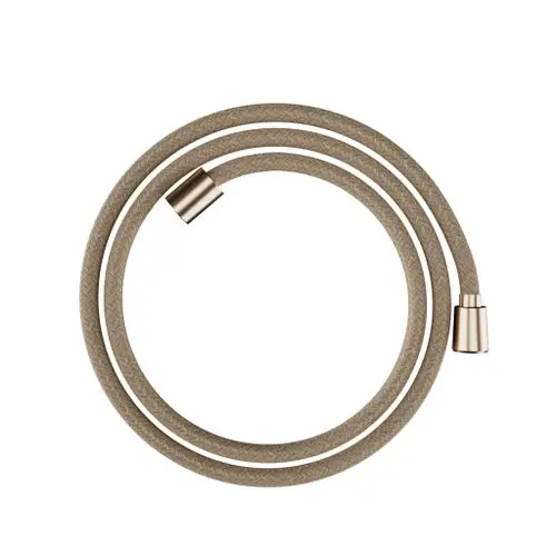 Textilbrauseschlauch in beige mit geschwungenen Strukturen, endend in Metallanschlüssen, geeignet für Badezimmerarmaturen von Hansgrohe.
